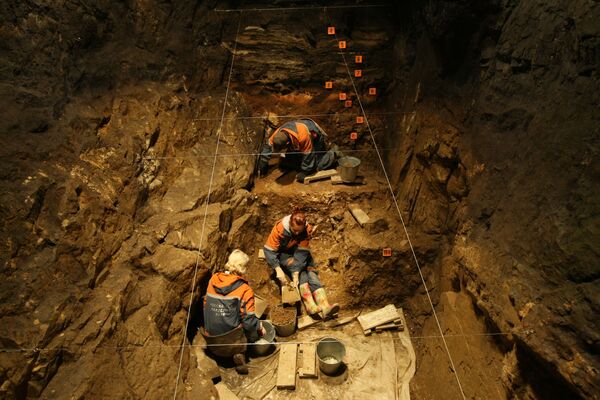 考古学者がデニソワ洞窟で作業中。ロシア - Sputnik 日本