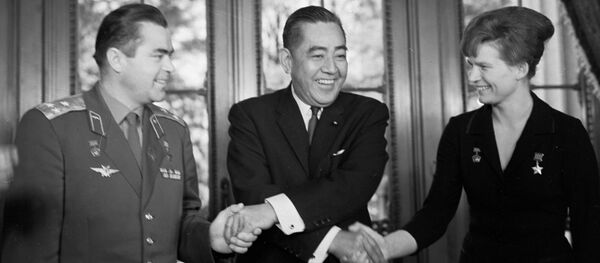 旧ソ宇宙飛行士のアンドリアン・ニコラエフ、ワレンチナ・テレシコワと佐藤栄作 旧ソ宇宙飛行士のアンドリアン・ニコラエフ、ワレンチナ・テレシコワと佐藤栄作 - Sputnik 日本