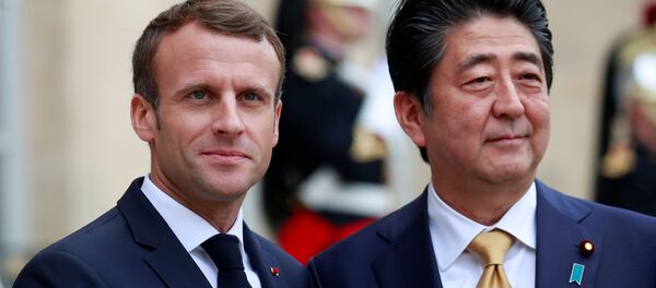 Президент Франции Эмманюэль Макрон и премьер-министр Японии Синдзо Абэ в Париже Президент Франции Эмманюэль Макрон и премьер-министр Японии Синдзо Абэ в Париже - Sputnik 日本