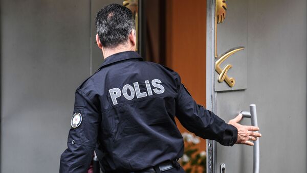Турецкий полицейский у входа в консульство Саудовской Аравии в Стамбуле - Sputnik 日本