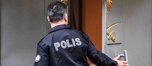 Турецкий полицейский у входа в консульство Саудовской Аравии в Стамбуле - Sputnik 日本