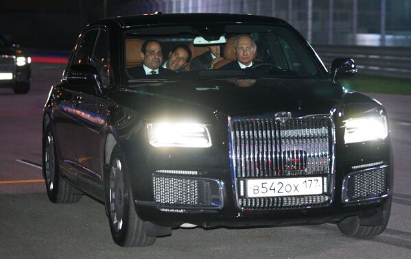 ロシア大統領専用車に乗るプーチン大統領とジプト・アラブ共和国のアブドルファッターフ・サイード・フセイン・ハリール・アッ＝シーシー大統領 - Sputnik 日本