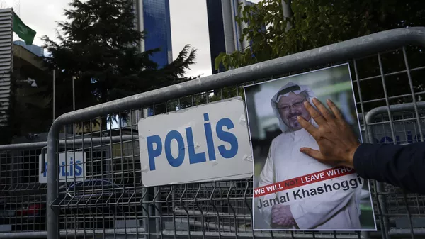 Retrato del periodista opositor saudí Jamal Khashoggi cerca del consulado saudí en Estambul