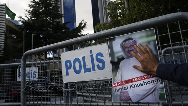 Retrato del periodista opositor saudí Jamal Khashoggi cerca del consulado saudí en Estambul - Sputnik 日本