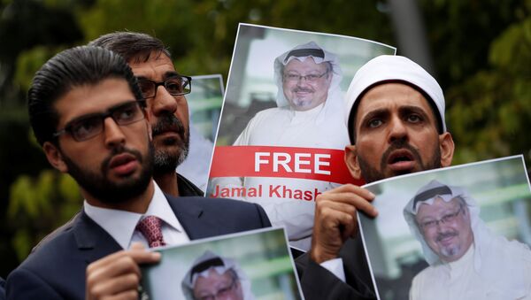 Personas con retratos del periodista saudí Jamal Khashoggi protestan cerca del consulado saudí en Estambul - Sputnik 日本
