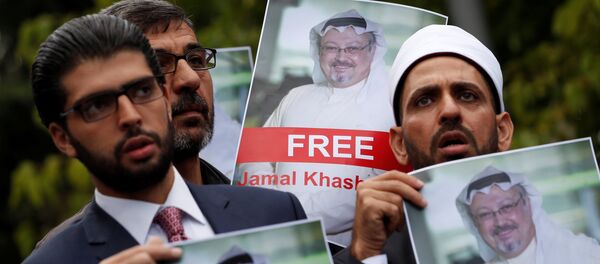 Personas con retratos del periodista saudí Jamal Khashoggi protestan cerca del consulado saudí en Estambul Personas con retratos del periodista saudí Jamal Khashoggi protestan cerca del consulado saudí en Estambul - Sputnik 日本