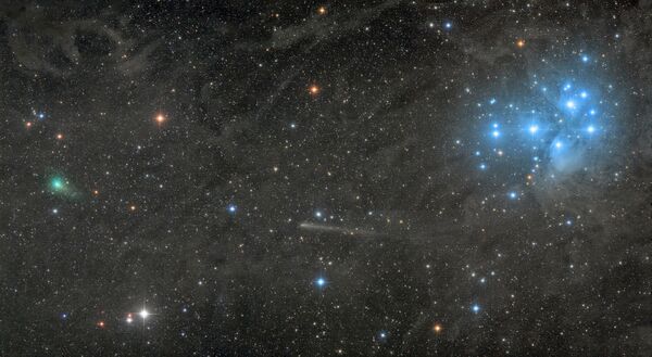 写真家のDamian Peach氏による作品『Two comets with the Pleiades （プレアデス星団と２つの彗星）』 - Sputnik 日本