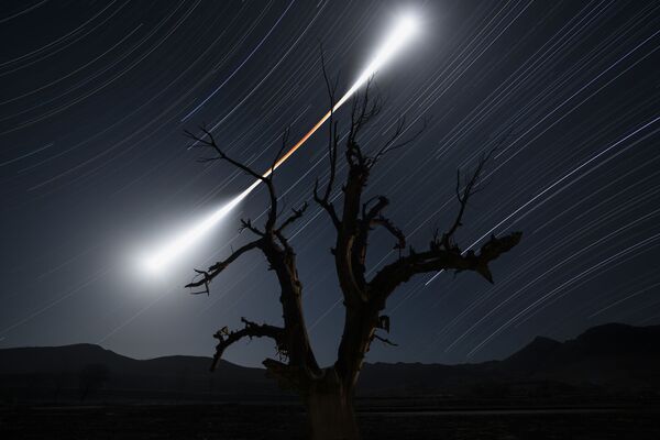 写真家のChuanjin Su氏による作品『Eclipsed Moon Trail （月食の痕跡）』 - Sputnik 日本