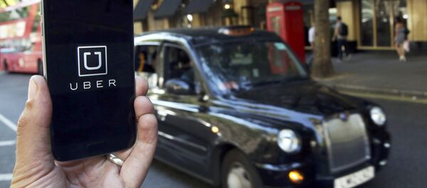 A photo illustration shows the Uber app logo displayed on a mobile telephone, as it is held up for a posed photograph in central London, Britain August 17, 2016. A photo illustration shows the Uber app logo displayed on a mobile telephone, as it is held up for a posed photograph in central London, Britain August 17, 2016. - Sputnik 日本