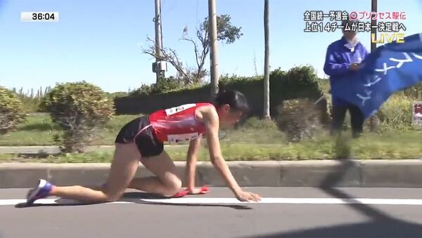 Японская бегунья со сломанной ногой ползет к финиша на соревнованиях Экидэн - Sputnik 日本