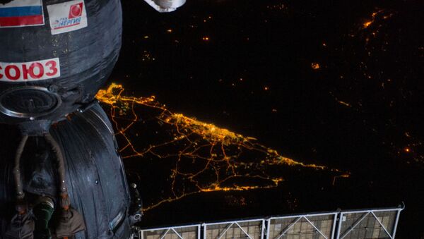 Корабль Союз на фоне ночного вида Земли с борта МКС - Sputnik 日本