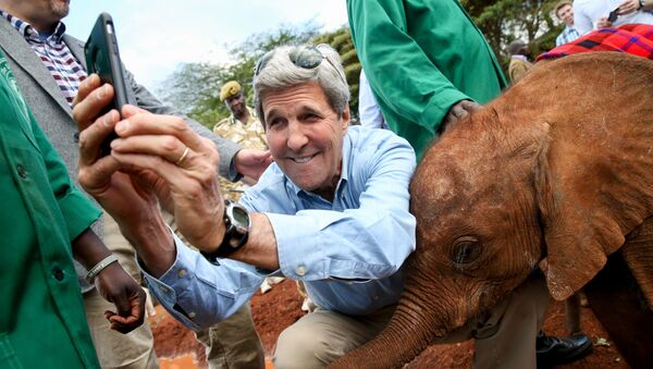 ケリー長官はナイロビの国立公園を訪れた際、我慢しきれず子ども象たちとのセルフィーを撮った - Sputnik 日本