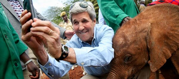 ケリー長官はナイロビの国立公園を訪れた際、我慢しきれず子ども象たちとのセルフィーを撮った - Sputnik 日本