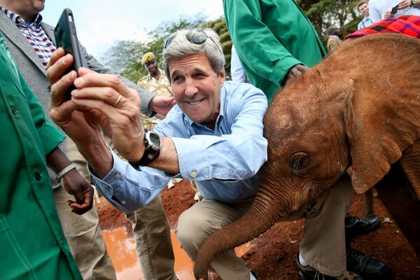 ケリー長官はナイロビの国立公園を訪れた際、我慢しきれず子ども象たちとのセルフィーを撮った - Sputnik 日本