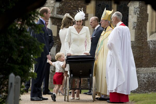Британский принц Джордж заглядывает в коляску со своей сестрой принцессой Шарлоттой после её крестин в церкви Святой Марии Магдалины рядом с их родителями принцем Уильямом и герцогиней Кембриджской Кэтрин - Sputnik 日本