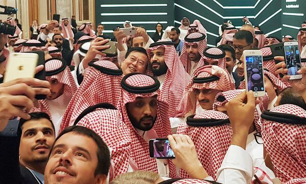 サウジアラビアのムハンマド・ビン・サルマーン皇太子が会議で自撮り - Sputnik 日本