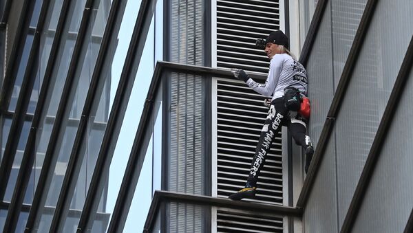 Французский скалолаз по прозвищу человек-паук Ален Робер во время покорения 230-метрового небоскреба Heron Tower в лондонском Сити - Sputnik 日本