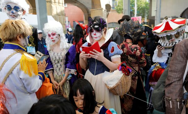 ハロウィンパレードの参加者ら - Sputnik 日本