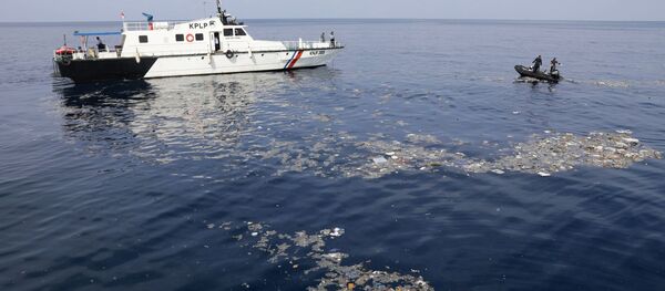 Спасатели на месте крушения пассажирского самолёта Boeing 737 авиакомпании Lion Air у западного побережья острова Ява Спасатели на месте крушения пассажирского самолёта Boeing 737 авиакомпании Lion Air у западного побережья острова Ява - Sputnik 日本