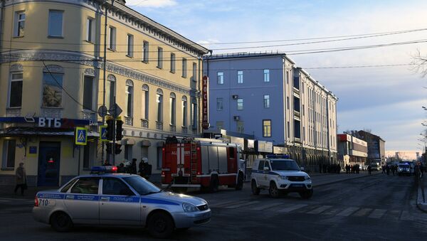爆発が起きたロシア連邦保安庁（ＦＳＢ）アルハンゲリスク州支局の建物の入り口付近で活動する警察官と同国非常事態省職員 - Sputnik 日本