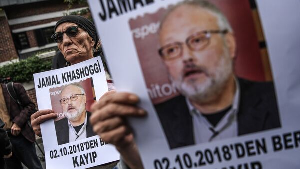 Участник акции протеста с портретом саудовского журналиста Джамаля Хашукджи у здания консульства Саудовской Аравии в Стамбуле, Турция - Sputnik 日本