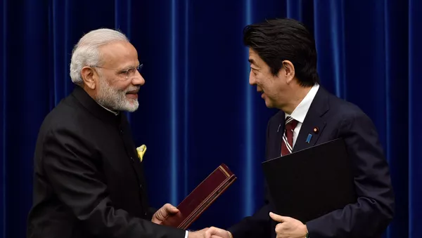Indian Prime Minister Narendra Modi and his Japanese counterpart Shinzo Abe shake hands during a joint press conference at Abe's official residence in Tokyo - Sputnik 日本