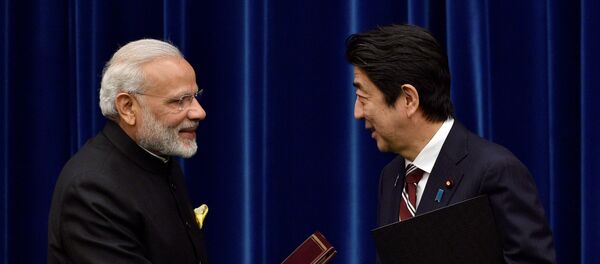 Indian Prime Minister Narendra Modi and his Japanese counterpart Shinzo Abe shake hands during a joint press conference at Abe's official residence in Tokyo Indian Prime Minister Narendra Modi and his Japanese counterpart Shinzo Abe shake hands during a joint press conference at Abe's official residence in Tokyo - Sputnik 日本