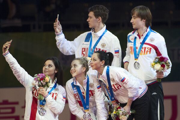 東京で開催された世界フィギュアスケート国別対抗戦で銀メダルを獲得したロシアの女子フィギュアスケート選手たち - Sputnik 日本