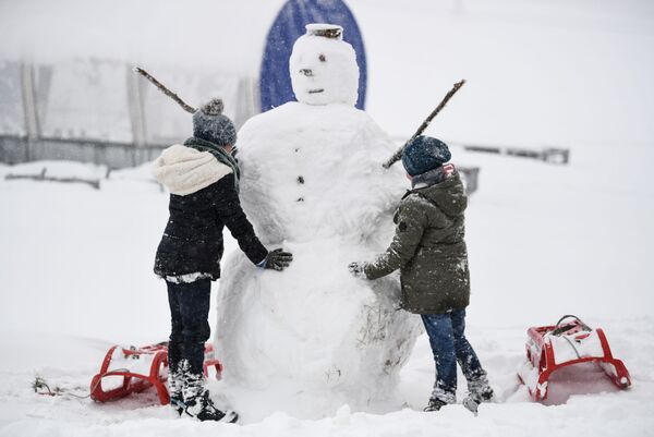 子どもらが雪だるま作りにいそしむ　ドイツ、フェルドベルグ - Sputnik 日本