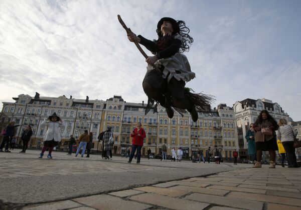 箒にまたがる魔女に扮した女性　ウクライナ、キエフ - Sputnik 日本