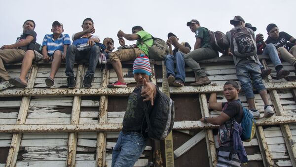 Мигранты из Гондураса, направляющиеся, в составе каравана, по территории Мексики в направлении границы с США - Sputnik 日本