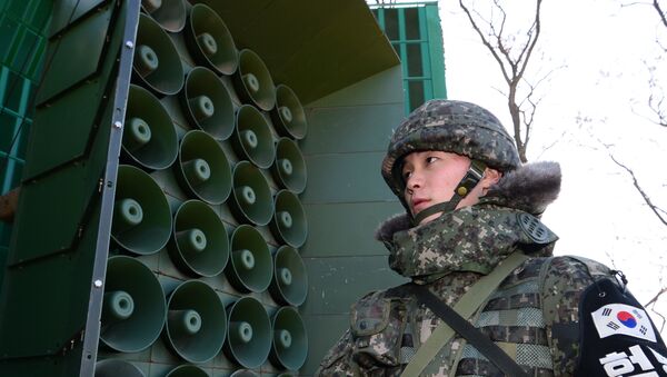 South Korean soldier stands guard in front of loudspeakers as the military prepares propaganda broadcasts near the border area between South Korea and North Korea in Yeoncheon, northeast of Seoul, on January 8, 2016 - Sputnik 日本