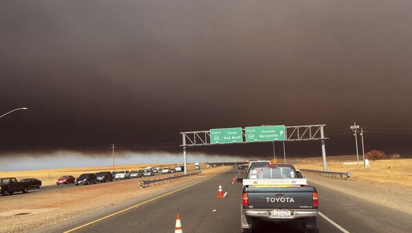 Smoke from the Camp Fire, burning in the Feather River Canyon near Paradise, Calif., darkens the sky as seen from Highway 99 near Marysville, Calif., Thursday, Nov. 8, 2018. - Sputnik 日本