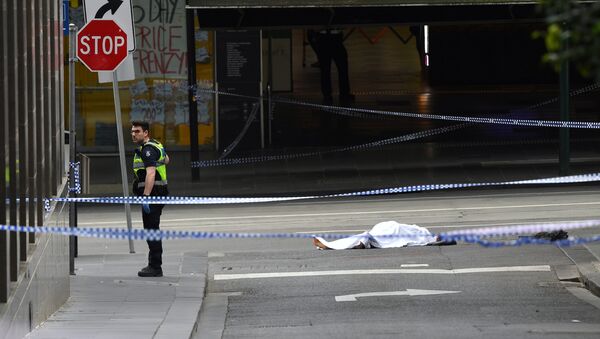 A policeman stands near a body covered with a sheet near the Bourke Street mall in central Melbourne, Australia, November 9, 2018 - Sputnik 日本