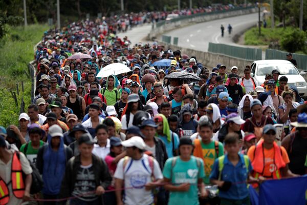 中米移民集団、メキシコ・タパチュラとウイストラ結ぶ道を歩く - Sputnik 日本