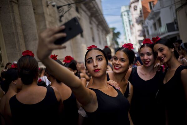 キューバのハバナで開かれた「国際バレエフェスティバル」の期間中、自撮りをするフラメンコダンサーたち - Sputnik 日本