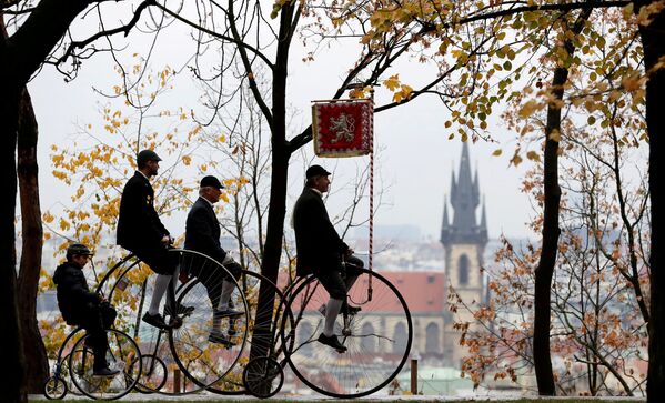 チェコのプラハで毎年行われているペニー・ファージングのレース中、歴史的衣装を着て自転車に乗る参加者たち - Sputnik 日本