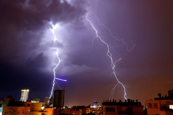 イスラエルのネタニヤ市上空で、雷雨中に光る稲妻 - Sputnik 日本