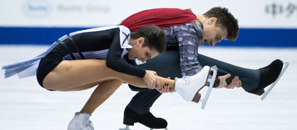 Российский фигуристы Наталья Забияко и Александр Энберт во время выступления на серии Гран-при NHK Trophy в Хиросиме, Япония - Sputnik 日本