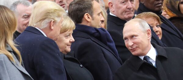 Russian President Vladimir Putin talks with German Chancellor Angela Merkel and US President Donald Trump as they attend a ceremony at the Arc de Triomphe in Paris, as part of commemorations marking the 100th anniversary of the 11 November 1918 armistice, ending World War I, Sunday, Nov. 11, 2018. - Sputnik 日本