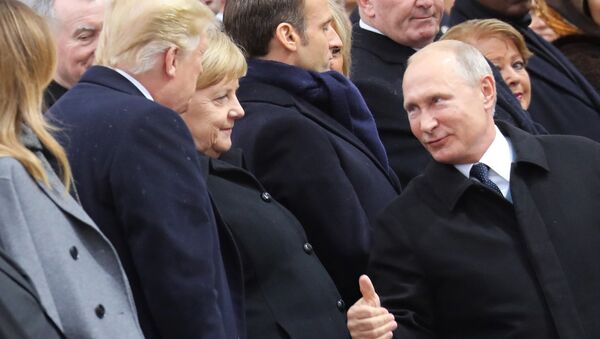 Russian President Vladimir Putin talks with German Chancellor Angela Merkel and US President Donald Trump as they attend a ceremony at the Arc de Triomphe in Paris, as part of commemorations marking the 100th anniversary of the 11 November 1918 armistice, ending World War I, Sunday, Nov. 11, 2018. - Sputnik 日本