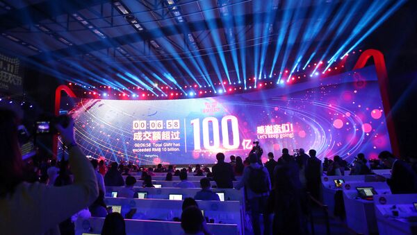 A screen shows real-time data of transactions at Alibaba Group's 11.11 Global shopping festival opening, in Shenzhen, Guangdong province, China, November 11, 2016 - Sputnik 日本