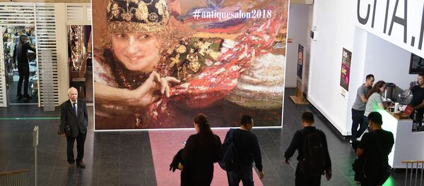 Посетители на 44-ом Российском Антикварном Салоне в Центральном доме художника на Крымском Валу в Москве - Sputnik 日本