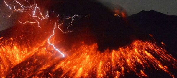 カムチャツカ クリュチェフスカヤ火山、噴煙3000メートル - 2021年1月