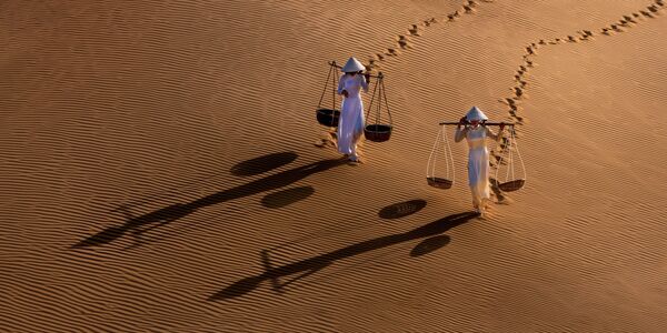 写真家のChin Leong Teo氏による作品『Two Girls Sand Dune』 - Sputnik 日本
