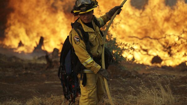Пожарный во время тушения природных пожаров в Калифорнии - Sputnik 日本