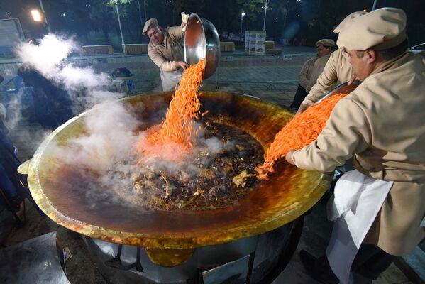 タジキスタン共和国のドゥシャンベで、フェスティバル用に中央アジアの料理「プロフ」がつくられる - Sputnik 日本
