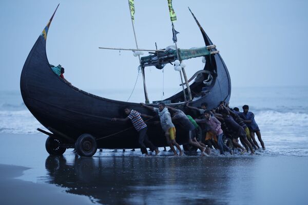 船を漁村へ 押して運ぶ漁師たち、バングラデシュ - Sputnik 日本