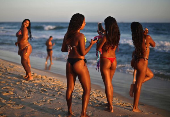 リオデジャネイロの海岸で写真撮影する女性たち、ブラジル - Sputnik 日本