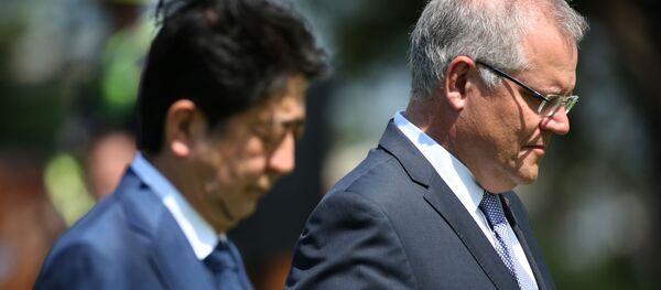 Премьер-министр Японии Синдзо Абэ и премьер-министр Австралии Скотт Моррисон во время возложения венков к кенотафу в Дарвине, Австралия - Sputnik 日本